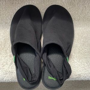 Sanuk flats/sandal style